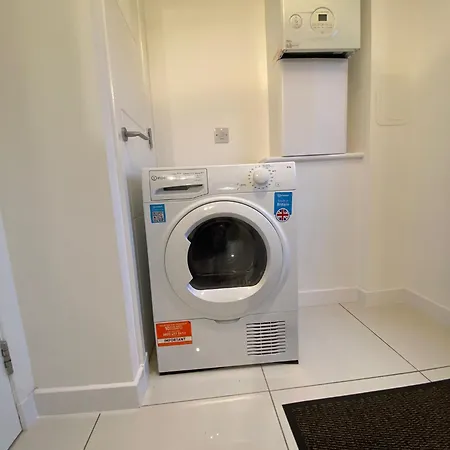 Entire Spacious 3-bed Family Home, Centre, Free Parking, Garden Apartment