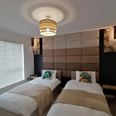 Entire Spacious 3-bed Family Home, Centre, Free Parking, Garden Apartment *