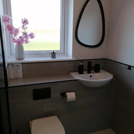 Entire Spacious 3-bed Family Home, Centre, Free Parking, Garden Глазго
