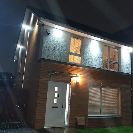 Apartment Entire Spacious 3-bed Family Home, Centre, Free Parking, Garden