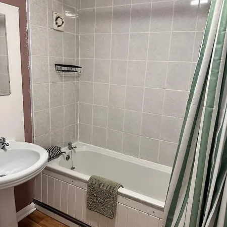 2br Flat Walk To Buchanan Hydro With Parking *