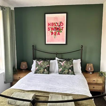 2br Flat Walk To Buchanan Hydro With Parking