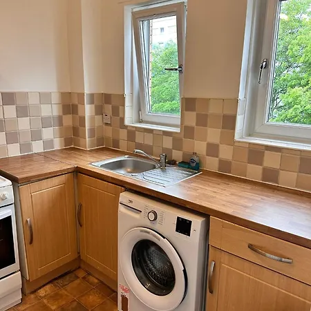 2br Flat Walk To Buchanan Hydro With Parking
