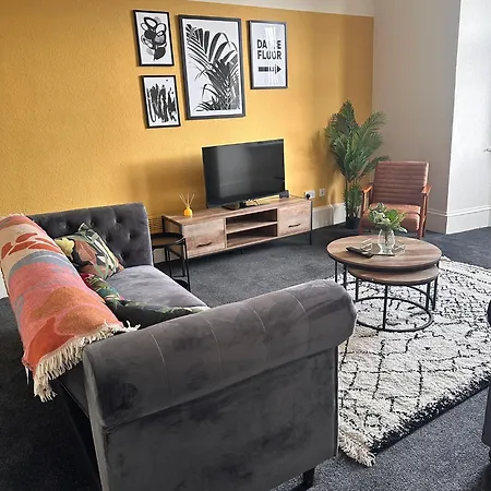 Group 4br Sleeps 11 Near Ibrox Parking Apartment