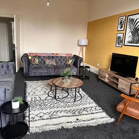 Apartment Group 4br Sleeps 11 Near Ibrox Parking *