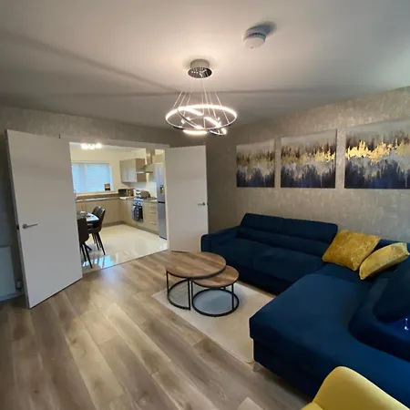 Entire Spacious 3-bed Family Home, Centre, Free Parking, Garden דירה