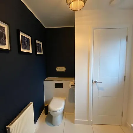 Apartment Entire Spacious 3-bed Family Home, Centre, Free Parking, Garden *