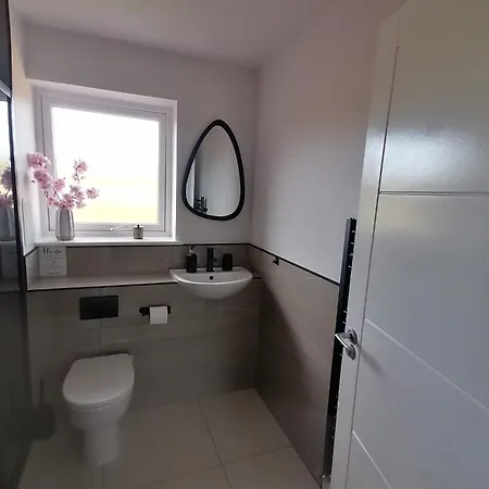 Entire Spacious 3-bed Family Home, Centre, Free Parking, Garden דירה