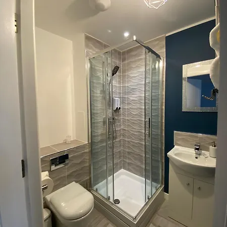 Entire Spacious 3-bed Family Home, Centre, Free Parking, Garden דירה *