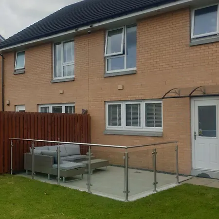 Entire Spacious 3-bed Family Home, Centre, Free Parking, Garden דירה