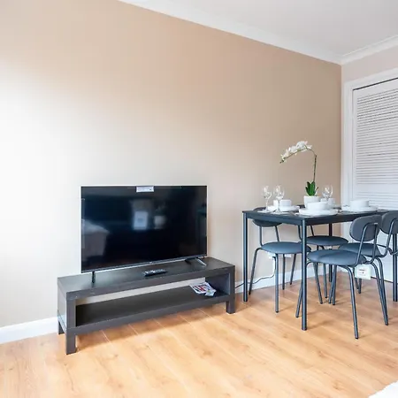 2 Bdr House By Caledonia Luxe Short Lets & Serviced Holiday home Glasgow