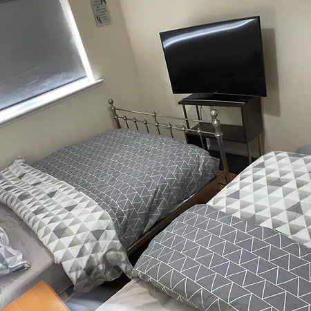 3 Beds, 2 Bedrooom Near Centre Apartment *