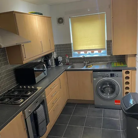 3 Beds, 2 Bedrooom Near Centre Apartment *