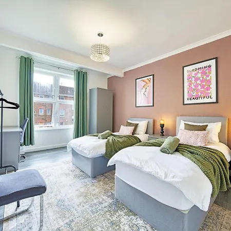 Апартаменты Comfortable 2br With Free Parking