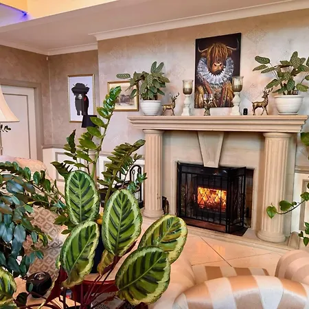 民宿 Finn Village Loch Lomond - The Black With Private Jacuzzi-style Bath 德里门