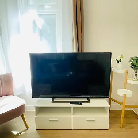 Lovely 1-bedroom In Near Subway Apartment *