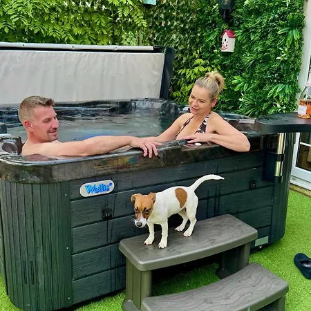 Finn Village - Loch Lomond - The Jungle With A Private Hot Tub Guest house 4*