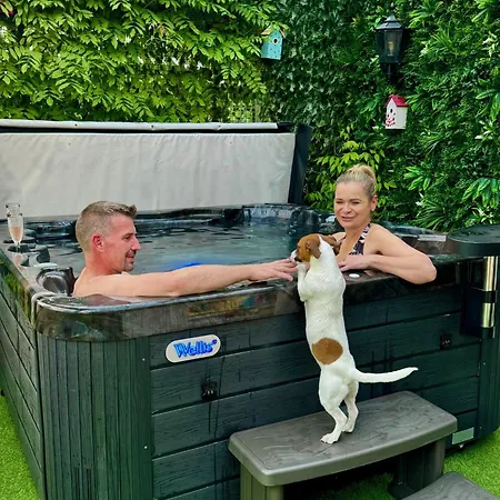 ゲストハウス Finn Village - Loch Lomond - The Jungle With A Private Hot Tub ドライメン