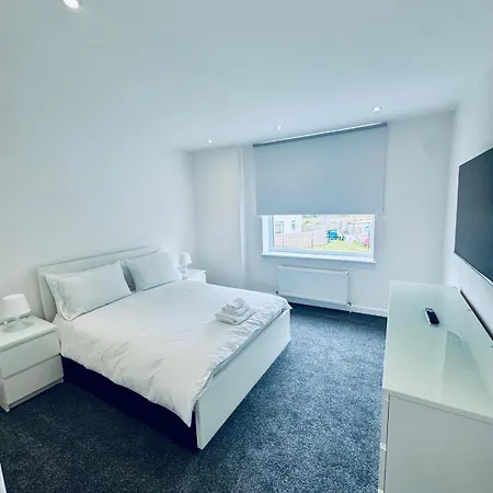 Modern 2 Bedroom With Extra Loft Bedroom