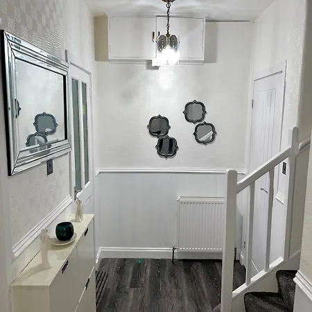 Luxury House In * Glasgow