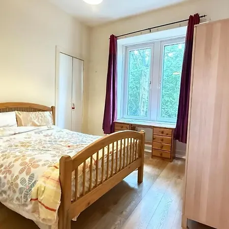 One Bedroom Flat Close To Centre And Amenities *