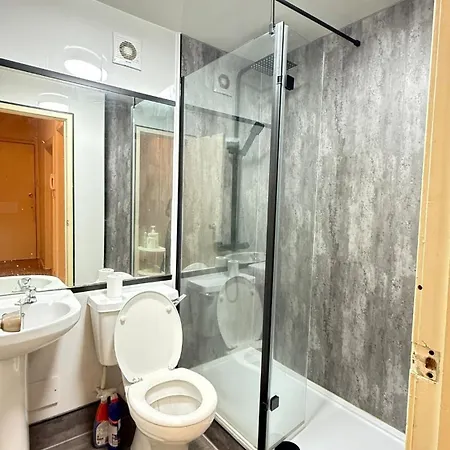 One Bedroom Flat Close To Centre And Amenities