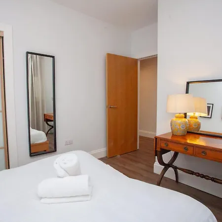 Stylish 3rd Floor Flat In Historic Merchant *