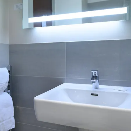 Otel Glynhill & Near Airport 4*