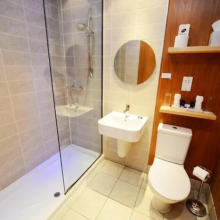 Glynhill & Near Airport 4*