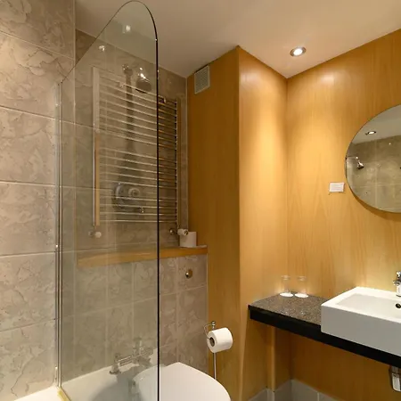 Glynhill & Near Airport Otel 4*