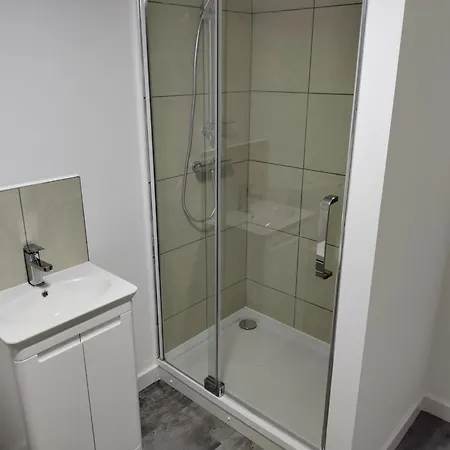 Daire Hampden Garden Flat
