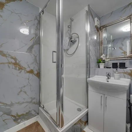 Luxurious Royal 2br Apartment, Centre *