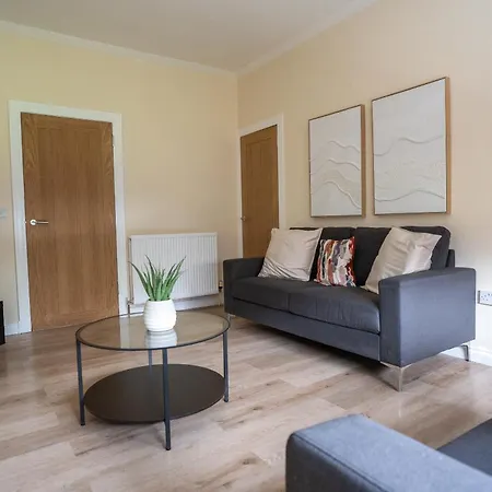 3 Bdr Flat By Caledonia Luxe Short Lets & Serviced Apartment *