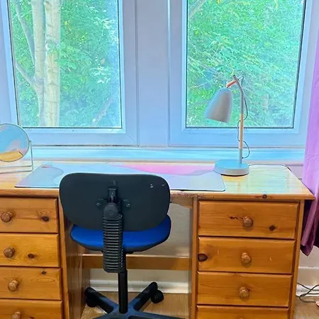 One Bedroom Flat Close To Centre And Amenities *