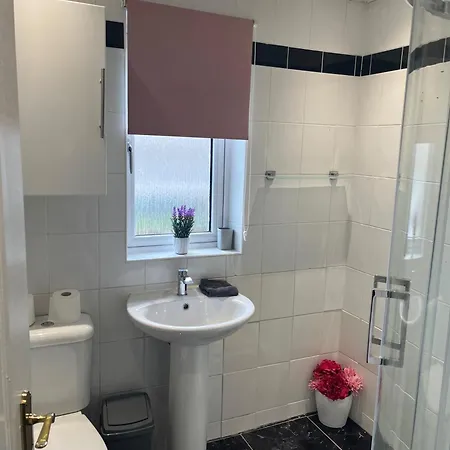 3 Bedroom House Ideal For Contractors Sleeps 6 * Glasgow