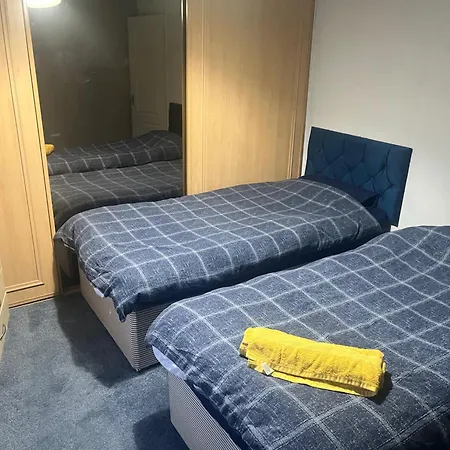 3 Bedroom House Ideal For Contractors Sleeps 6 Holiday home Glasgow