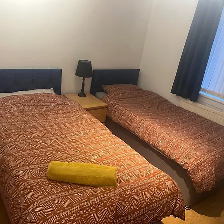3 Bedroom House Ideal For Contractors Sleeps 6 Glasgow