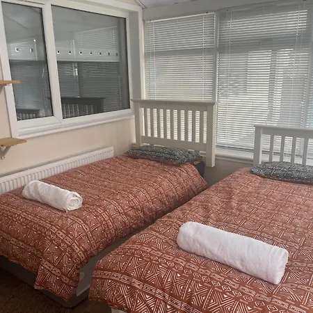 3 Bedroom House Ideal For Contractors Sleeps 6 Glasgow