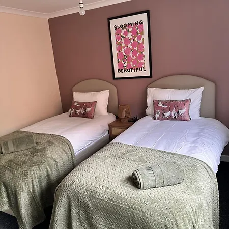 3br Flat Sleeps 6 West End Sights Driveway *