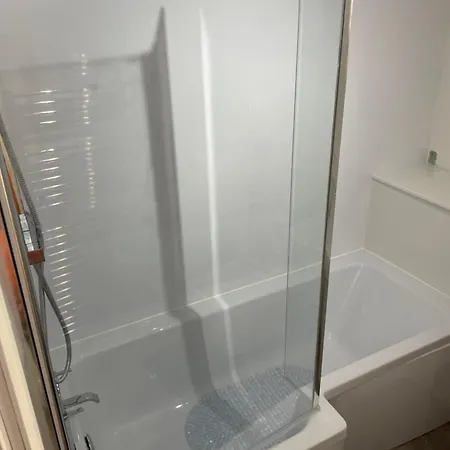 3 Beds In A 2 Bedroom Apartment Near City Centre Glasgow Apartment *
