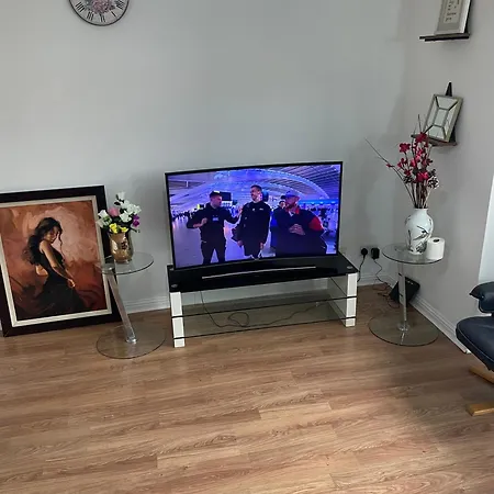 3 Beds In A 2 Bedroom Apartment Near City Centre Glasgow * Glasgow