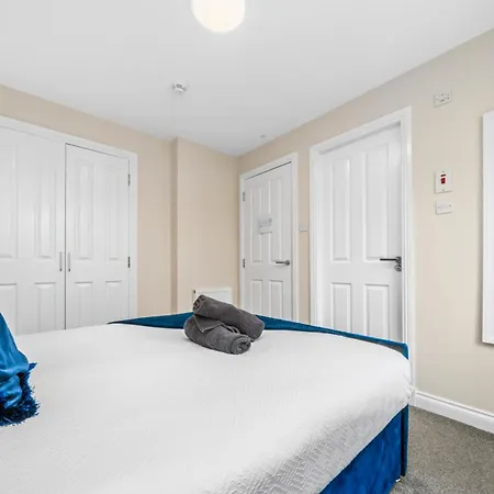 Modern 5 Bedroom Townhouse With Free Parking *