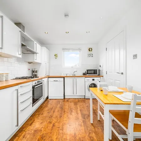 Modern 5 Bedroom Townhouse With Free Parking * Glasgow