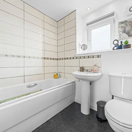 Modern 5 Bedroom Townhouse With Free Parking * Glasgow