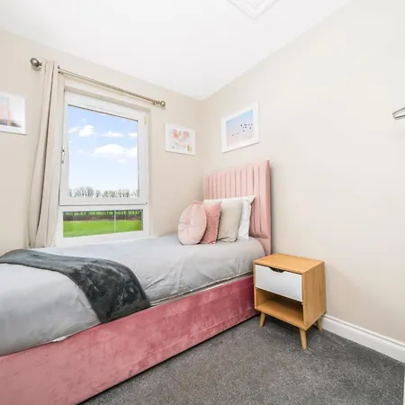Modern 5 Bedroom Townhouse With Free Parking Dom wakacyjny *