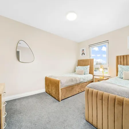 Dom wakacyjny Modern 5 Bedroom Townhouse With Free Parking Glasgow