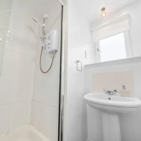 Modern 5 Bedroom Townhouse With Free Parking Glasgow