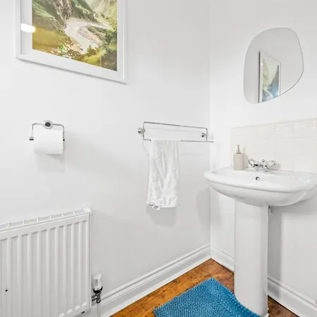 Modern 5 Bedroom Townhouse With Free Parking Dom wakacyjny