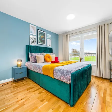 Modern 5 Bedroom Townhouse With Free Parking *
