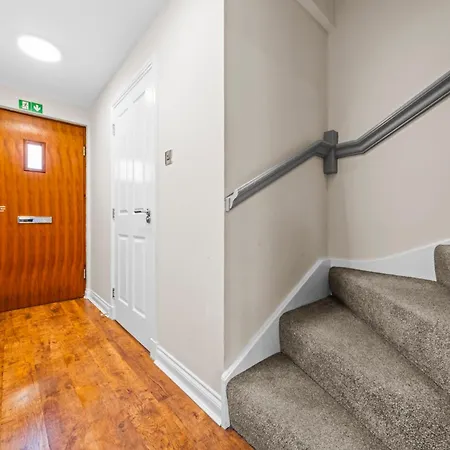 Dom wakacyjny Modern 5 Bedroom Townhouse With Free Parking *